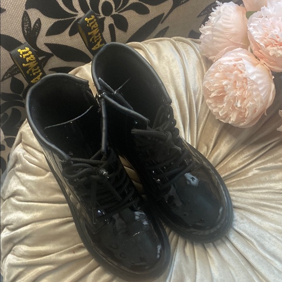 🎀 Dr Martens Kids Unisex 1460 J Combat Boots Patent Leather Black Size 2 - Picture 3 of 7